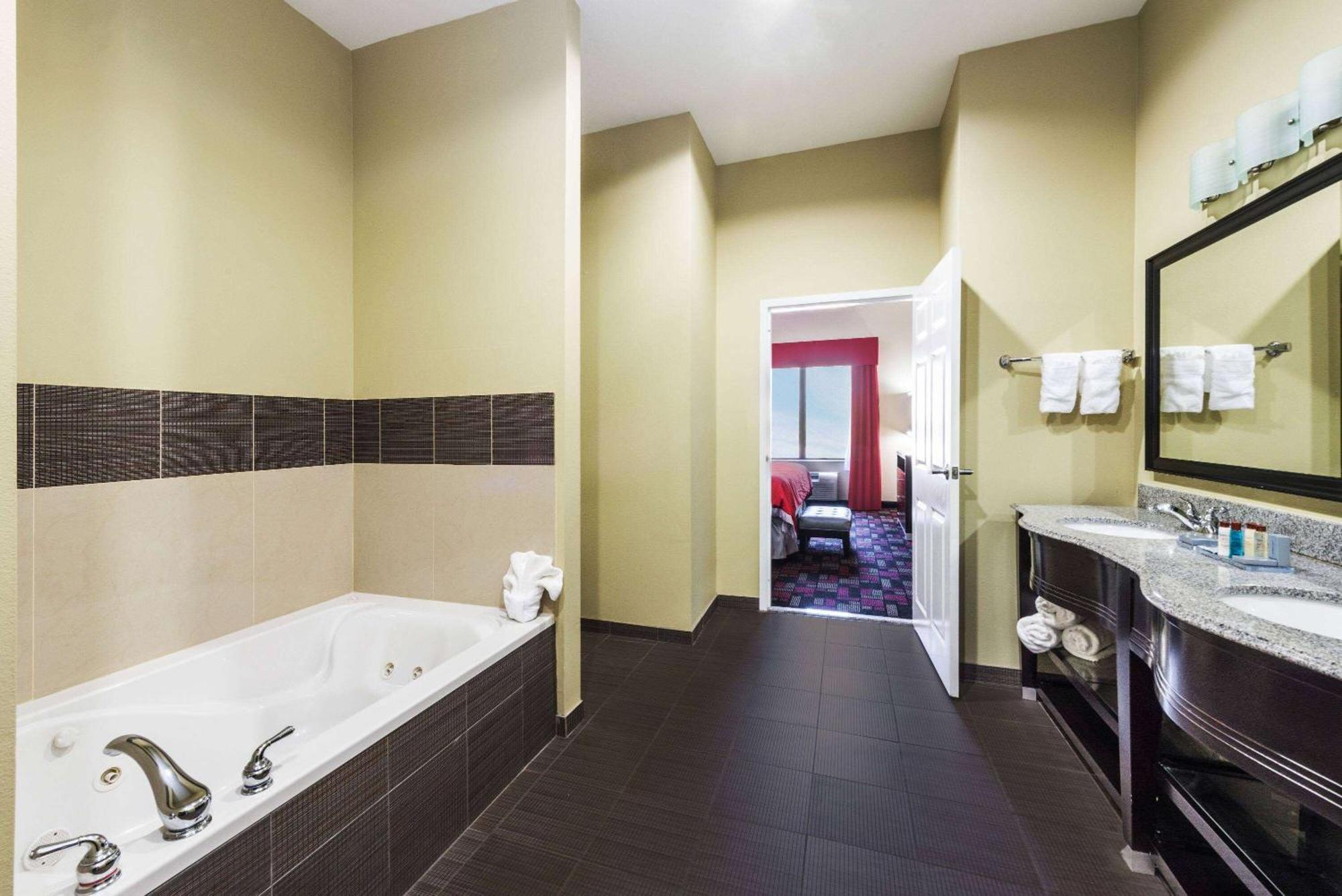 Wingate By Wyndham Lake Charles Casino Area Bagian luar foto